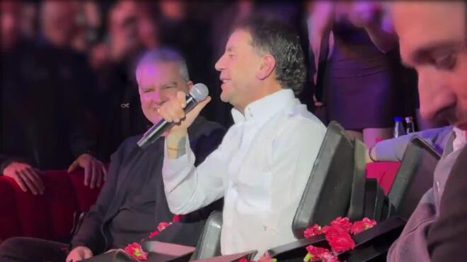 Ο Γιώργος Μαζωνάκης πήρε το μικρόφωνο και ξεσήκωσε το κοινό