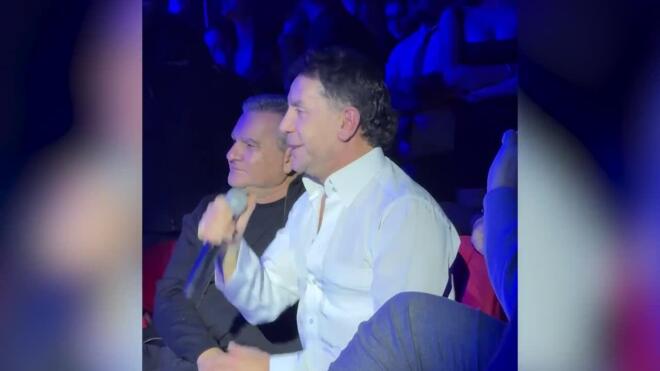 Συγκίνηση και αποθέωση για τον Γιώργο Μαζωνάκη σε απρόσμενη εμφάνιση