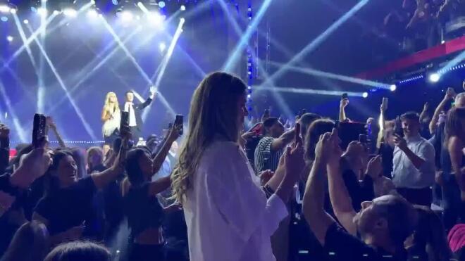 Η Νατάσα Θεοδωρίδου και ο Σάκης Ρουβάς παρακολούθησαν τη στιγμή με χαμόγελα