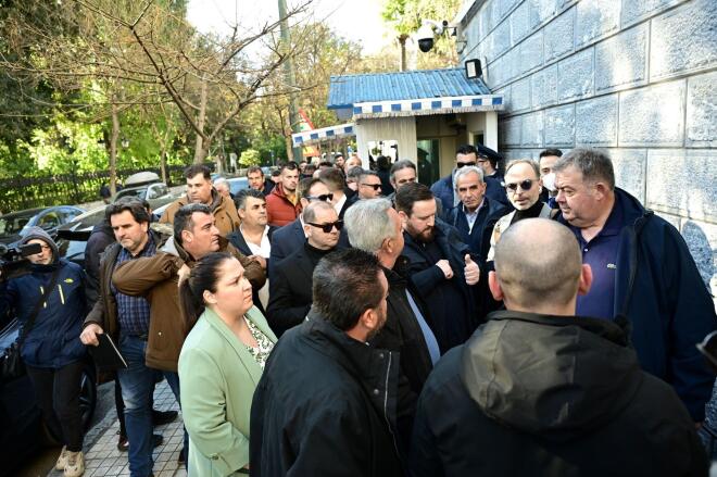 Αγρότες έξω από το Μέγαρο Μαξίμου για τη συνάντηση με τον πρωθυπουργό 