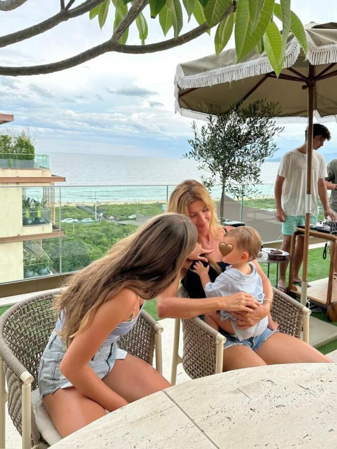 Η Ζιζέλ με την κόρη και τον μικρότερο γιο της/ instagram