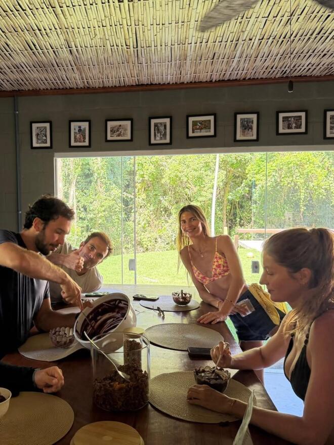 Η Ζιλέλ με τον σύντροφό της Χοακίμ Βαλέντε κι ένα ακόμη ζευγάρι δοκιμάζουν μους σοκολάτας/ instagram