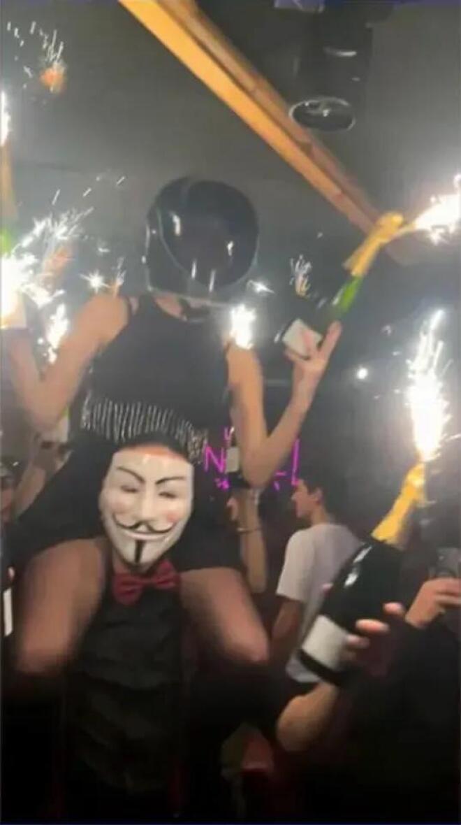 Η 24χρονη σερβιτόρα που φέρεται να κρατούσε τα βεγγαλικά από τα οποία ξεκίνησε η φωτιά στο κλαμπ στο Κραν Μοντανά 2