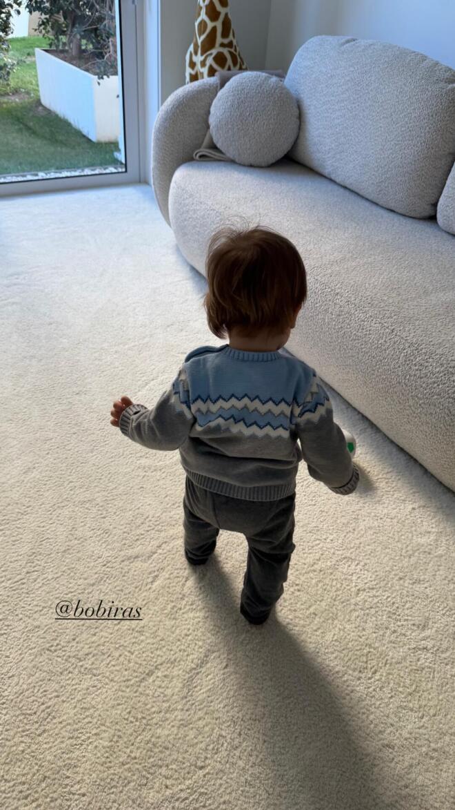 Αλεξάνδρα Νίκα - Κωνσταντίνος Αργυρός: Ο μικρός Βασίλης κάνει τα πρώτα του βήματα και ανακαλύπτει τον κόσμο