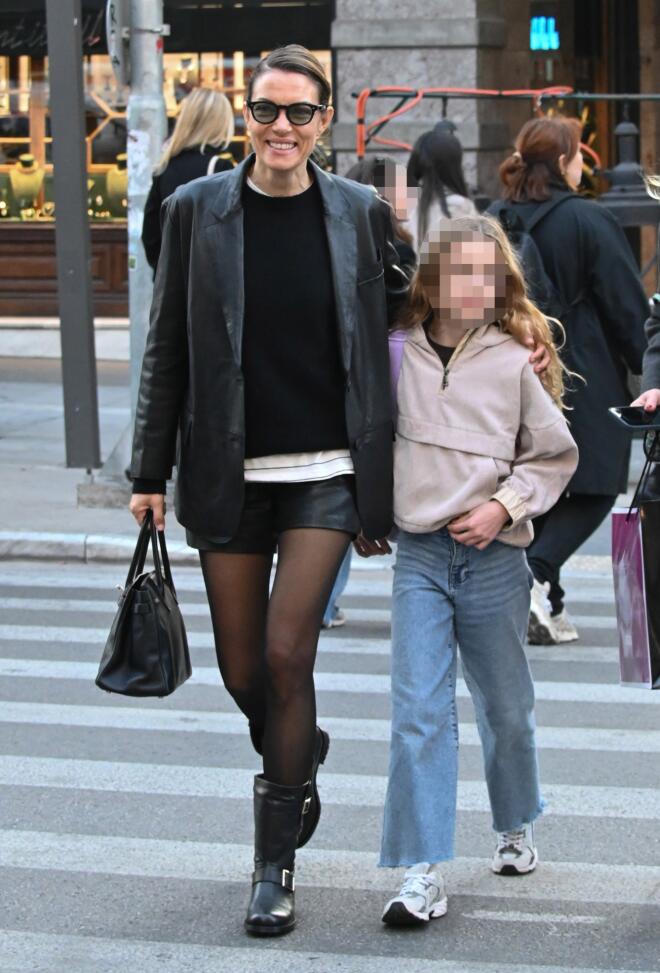 Βίκυ Καγιά: Βόλτα με την κόρη της, Μπιάνκα στη Βουκουρεστίου