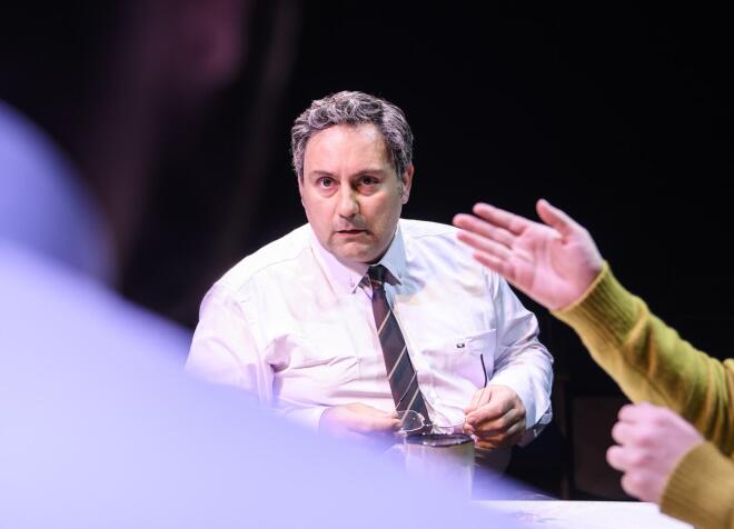 Ο Νίκος Γιαλελής στην παράσταση Απόψε κανείς δεν πεθαίνει