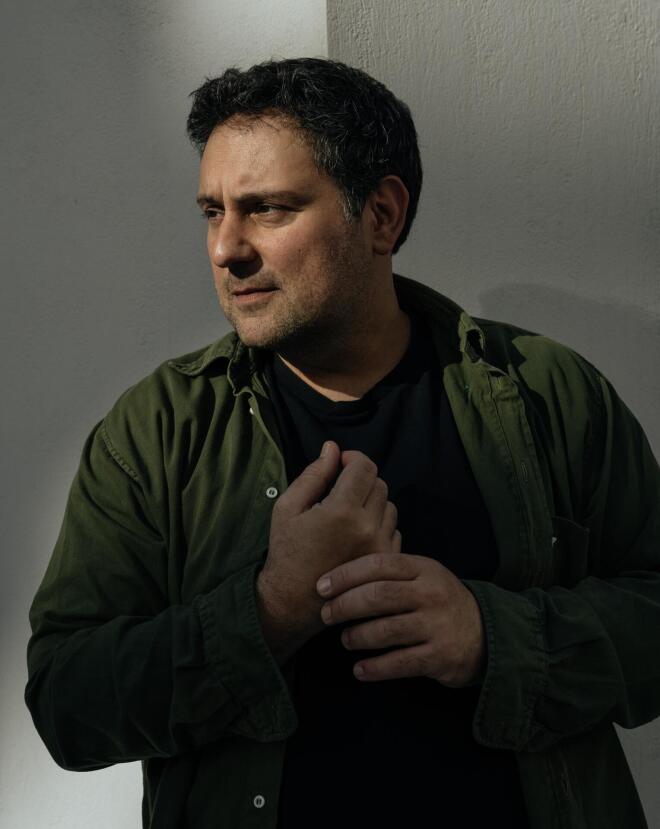 Ο Νίκος Γιαλελής δε χωράει σε ταμπέλες!