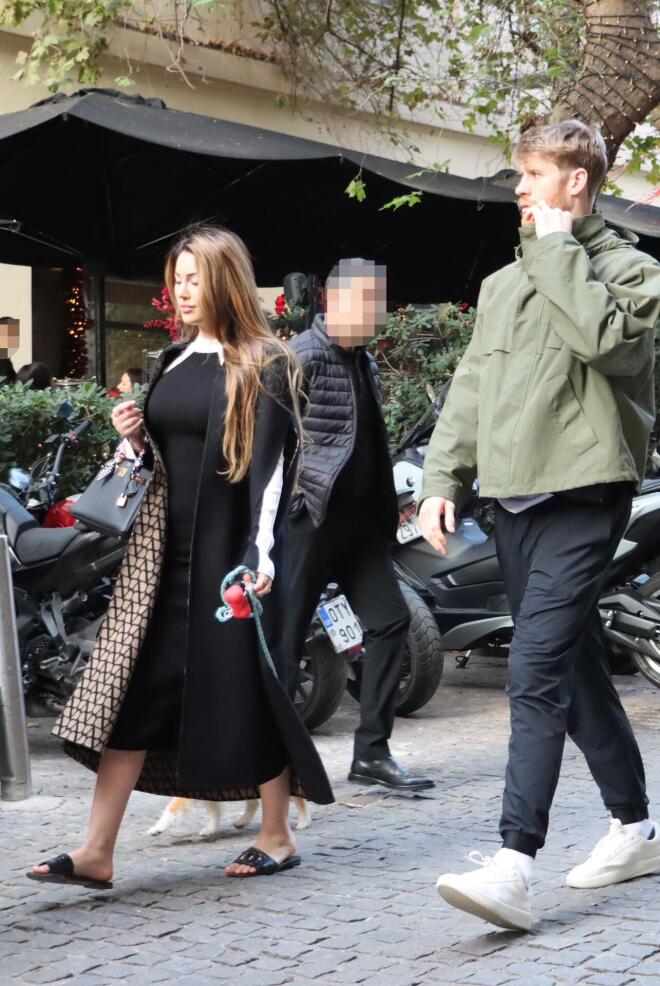 Γουόκαπ: Βόλτα με τη σύζυγό του στα μαγαζιά