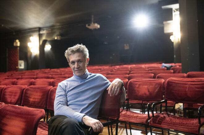 O Αιμίλιος Χειλάκης στην κοπή της πίτας για την παράσταση Cancel/ NDP ΘΩΜΑΣ ΔΑΣΚΑΛΑΚΗΣ