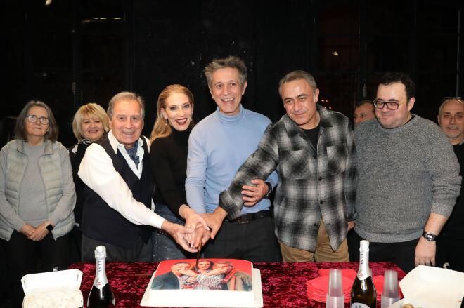 Oι συντελεστές της παράστασης "Cancel" στην κοπή της πρωτοχρονιάτικης πίτας / NDP ΘΩΜΑΣ ΔΑΣΚΑΛΑΚΗΣ