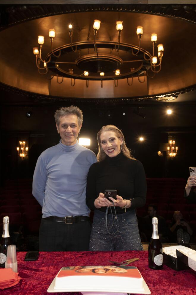 Αιμίλιος Χειλάκης και Αθηνά Μαξίμου στην κοπή της πρωτοχρονιάτικης πίτας για την παράσταση "Cancel"/ NDP ΘΩΜΑΣ ΔΑΣΚΑΛΑΚΗΣ