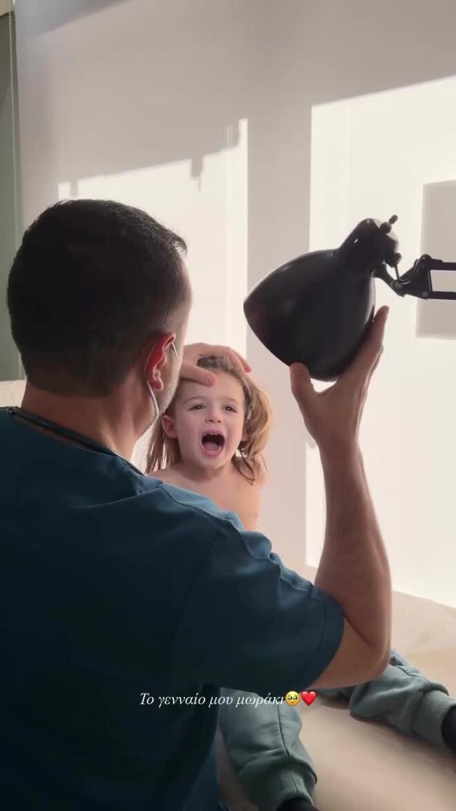 Η Ιωάννα Τούνη συνόδευσε τον γιο της στον γιατρό