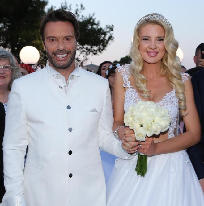 Ο Στράτος Τζώρτζογλου κι η Σοφία Μαριόλα την ημέρα του γάμου τους