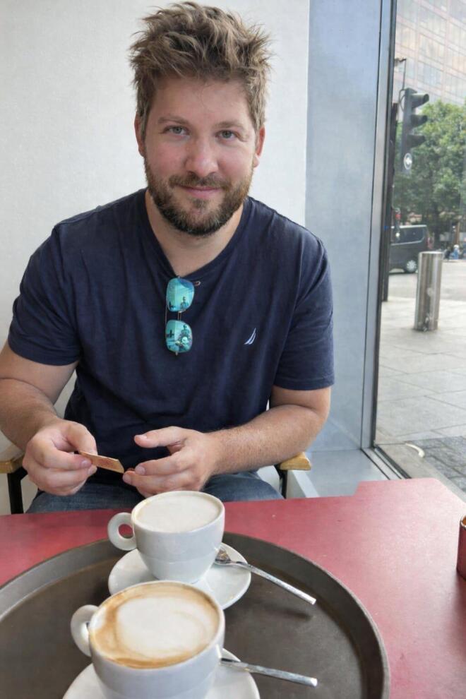 Η φωτογραφία του γιατρού που αγνοείται στην Κρήτη που δημιουργήθηκε με τη βοήθεια του AI και δείχνει πώς πιθανόν να μοιάζει σήμερα ο 33χρονος