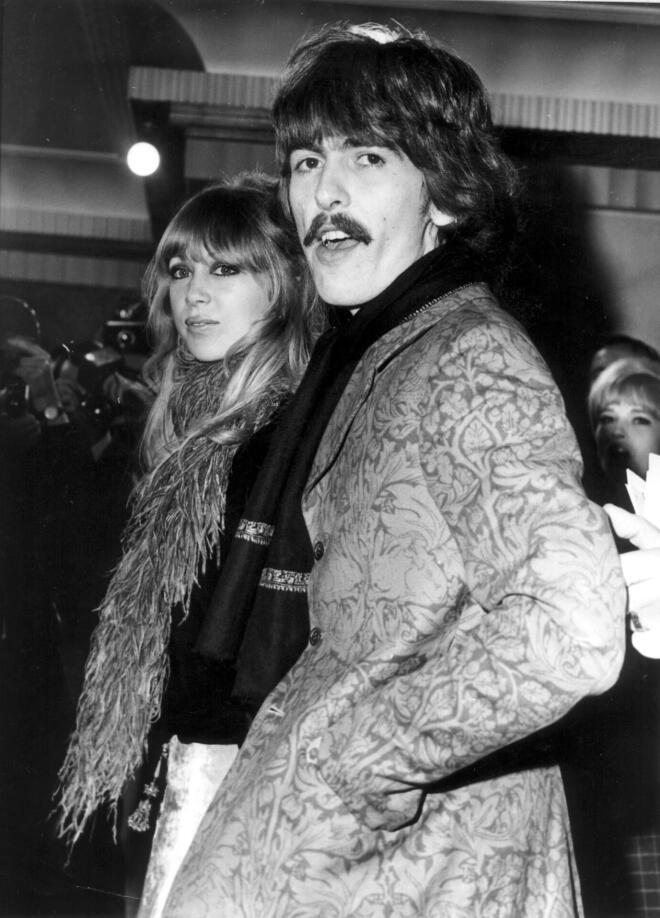Ο George Harrison και η σύζυγός του Pattie Boyd φτάνουν στο Picadilly Circus στο Λονδίνο στις 18 Οκτωβρίου 1967 για να παρακολουθήσουν την πρεμιέρα του «Πώς κέρδισα τον πόλεμο»   / Φωτογραφία: Ap images