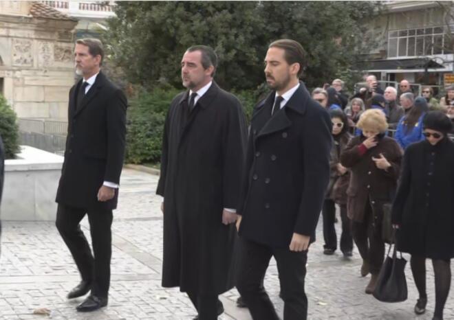 Τα ανίψια της, γιοι του τέως βασιλιά Κωνσταντίνου, Παύλος, Νικόλαος και Φίλιππος 