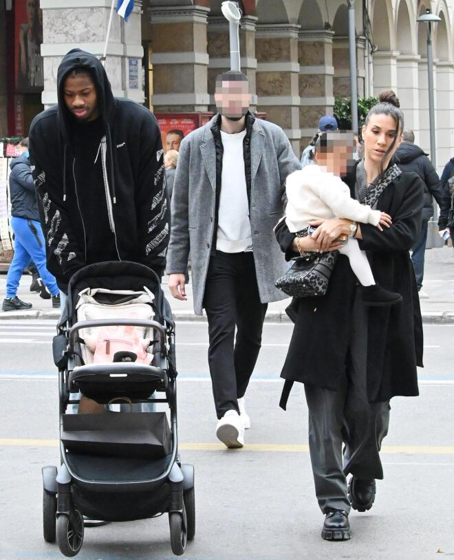 Κώστας Αντετοκούνμπο: Βόλτα με την κόρη και τη σύζυγό του στη Θεσσαλονίκη