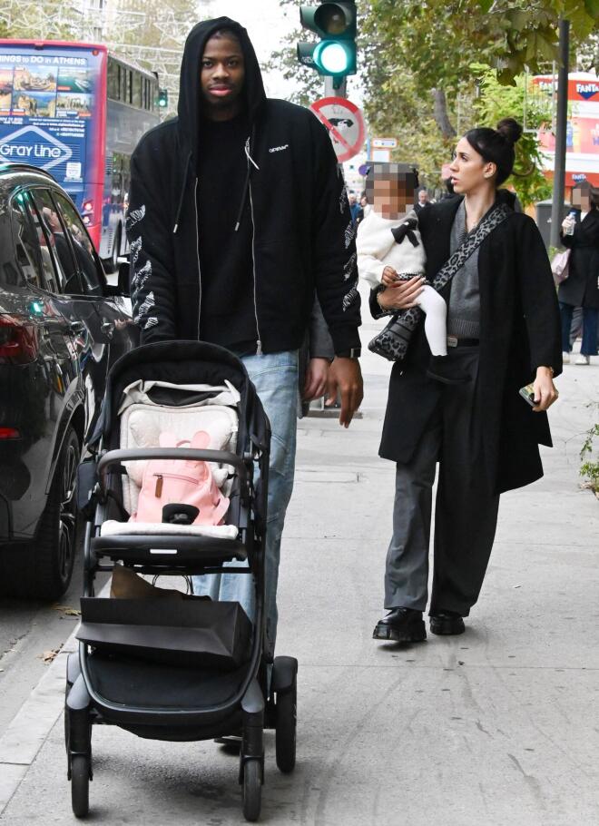 Κώστας Αντετοκούνμπο: Βόλτα με την κόρη και τη σύζυγό του στη Θεσσαλονίκη