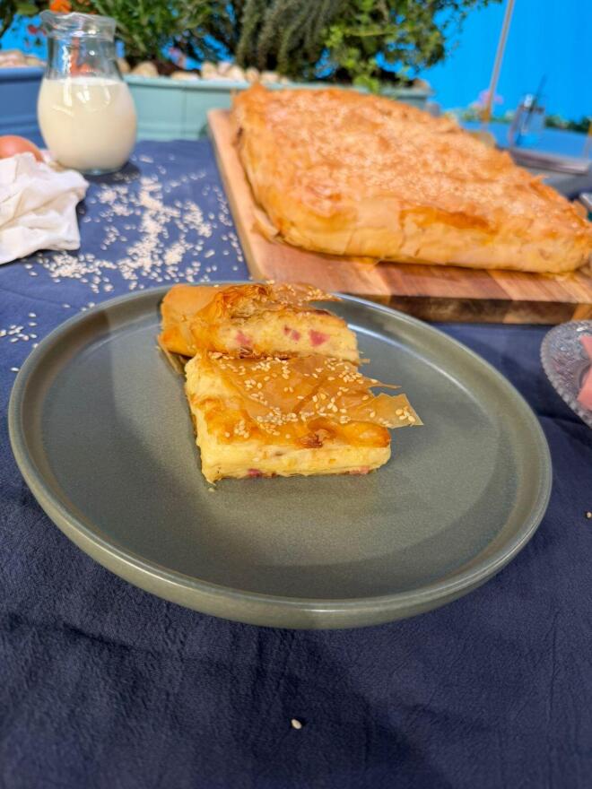 Λαχταριστή ζαμπονοκασερόπιτα με μπεσαμέλ