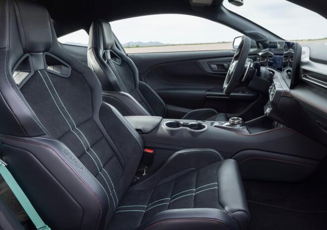 Mustang Dark Horse SC: Γεννημένη στην πίστα