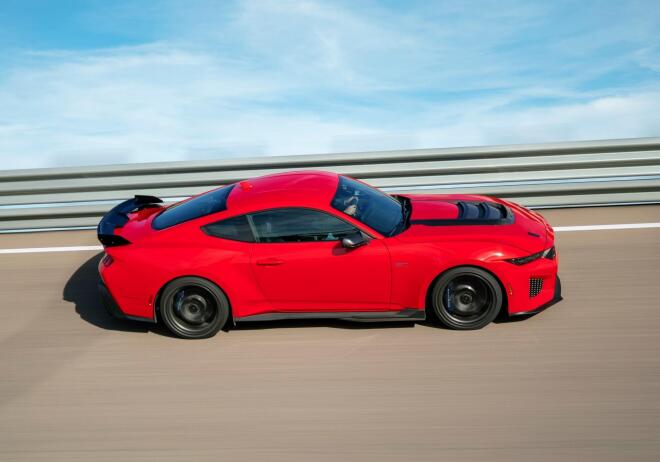 Mustang Dark Horse SC: Γεννημένη στην πίστα