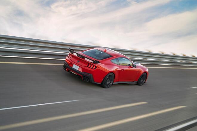 Mustang Dark Horse SC: Γεννημένη στην πίστα