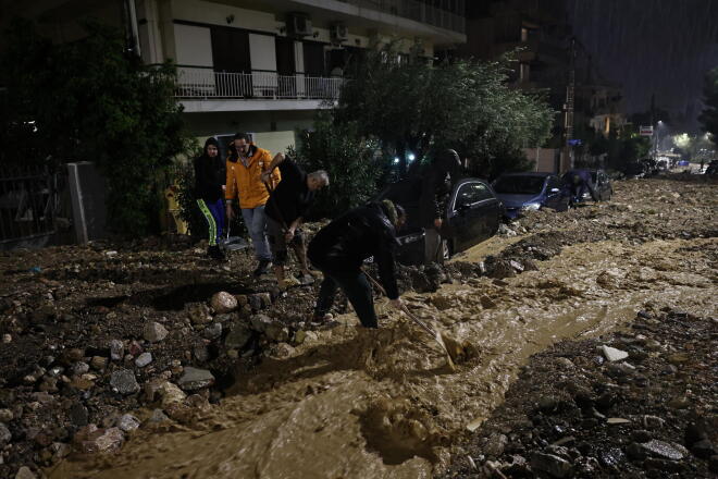 Κακοκαιρία: Εικόνες καταστροφής στη Γλυφάδα – Αυτοκίνητα θαμμένα στα μπάζα