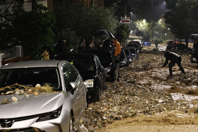 Κακοκαιρία: Εικόνες καταστροφής στη Γλυφάδα – Αυτοκίνητα θαμμένα στα μπάζα