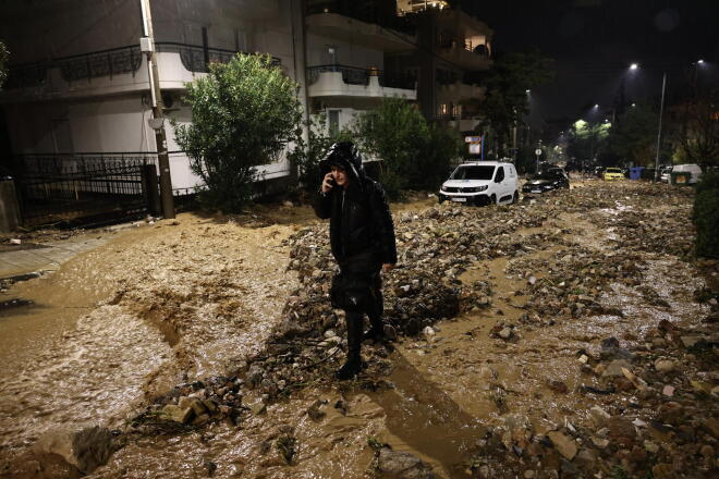 Κακοκαιρία: Εικόνες καταστροφής στη Γλυφάδα – Αυτοκίνητα θαμμένα στα μπάζα