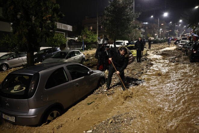 Κακοκαιρία: Εικόνες καταστροφής στη Γλυφάδα – Αυτοκίνητα θαμμένα στα μπάζα