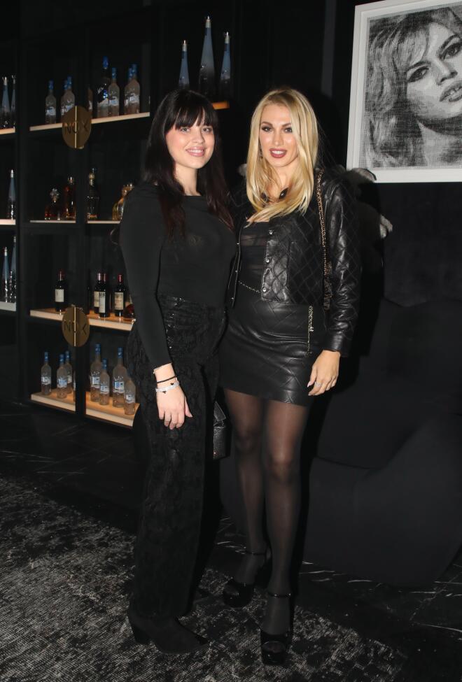 Η Κωνσταντίνα Σπυροπούλου με την αδερφή της, Κατερίνα, στο NOX/ ΝDP ΝΙΚΟΣ ΔΡΟΥΚΑΣ