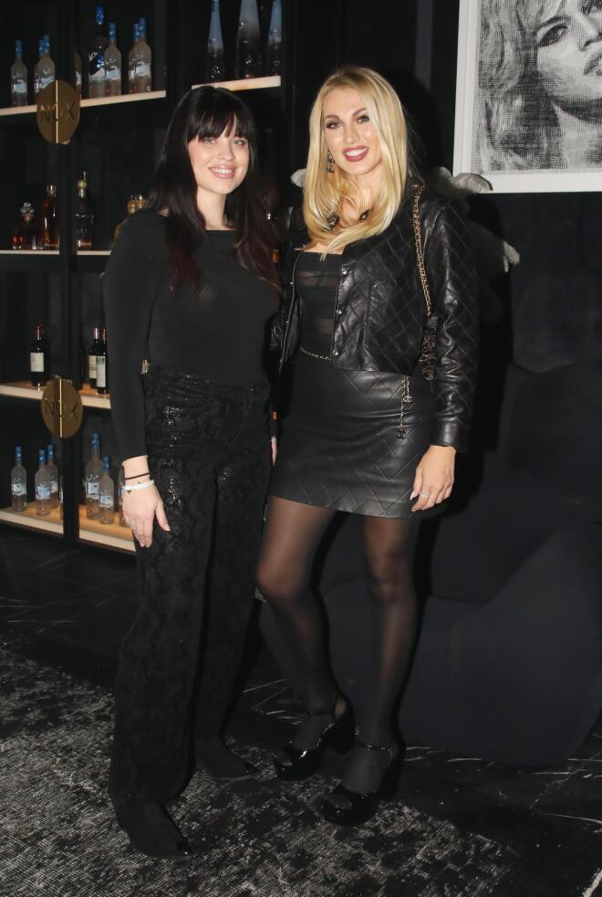 Η Κωνσταντίνα Σπυροπούλου με την αδερφή της, Κατερίνα, στο NOX/ ΝDP ΝΙΚΟΣ ΔΡΟΥΚΑΣ