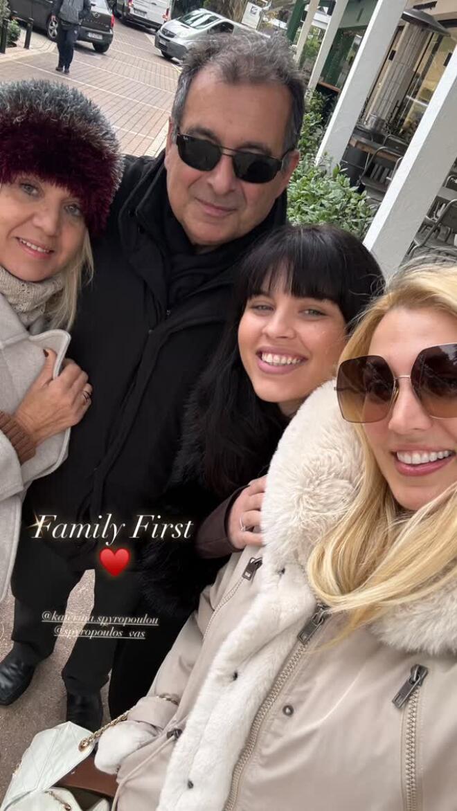 Η φωτογραφία της Κωνσταντίνας Σπυροπούλου με τους γονείς και την αδελφή της/ instagram