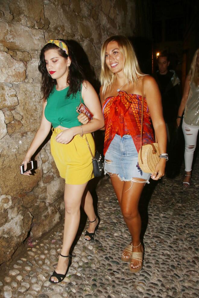 Κατερίνα Σπυροπούλου και Κωνσταντίνα Σπυροπούλου σε βραδινή έξοδο στη Ρόδο, το καλοκαίρι του 2018/ NDP