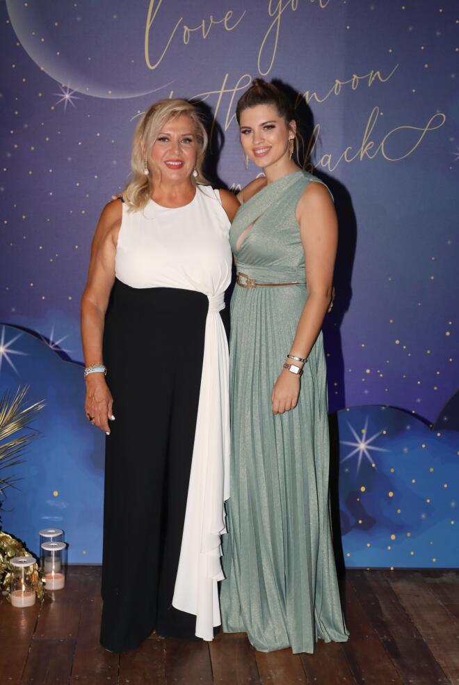 Η μητέρα της Κωνσταντίνας Σπυροπούλου, Πόπη Κατσαρά, με τη μικρότερη κόρη της, Κατερίνα/ NDPP ΝΙΚΟΣ ΔΡΟΥΚΑΣ