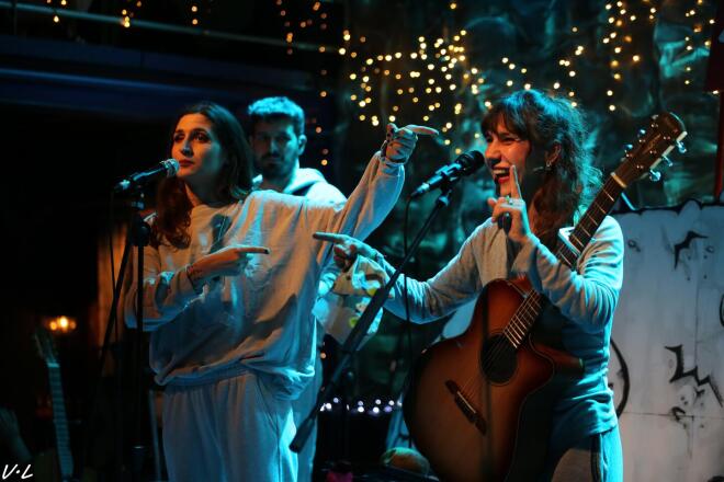 Οι Σκιαδαρέσες κάνουν πιζάμα πάρτι στον Σταυρό του Νότου Club