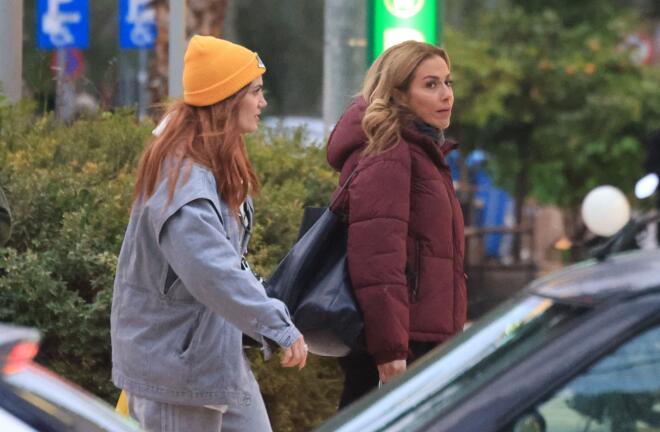 Οι κολλητές φίλες συνδύασαν τη βόλτα τους με λίγες αγορές / NDP Photo Agency - Νίκος Ζότος