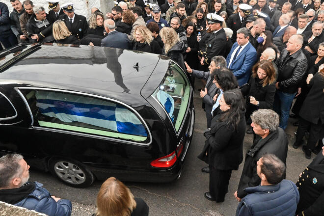 Πλάνα από την κηδεία του λιμενικού 