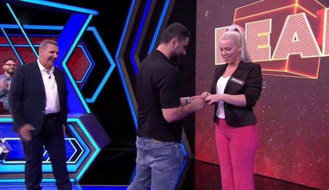 Πρόταση γάμου στο Deal - Η παίκτρια αιφνιδιάστηκε από τον σύντροφό της