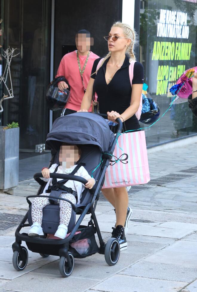 Η Βίκυ Κάβουρα με την κορούλα της/ φωτογραφίες από NDP/ Νίκος Ζότος