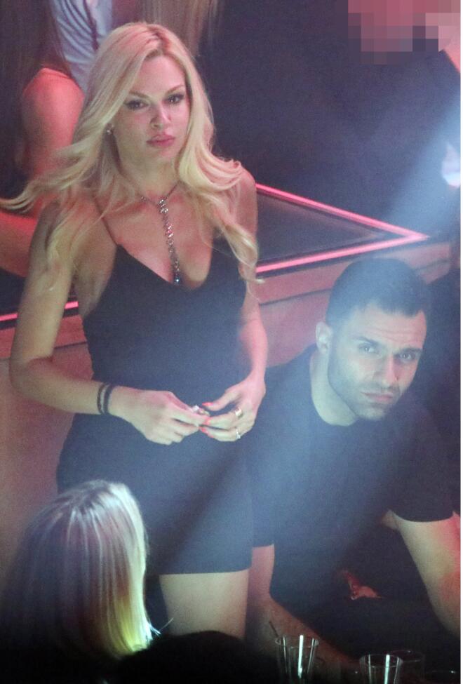 Bίκυ Κάβουρα και Γιώργος Τζαβέλλας πριν έναν χρόνο στα μπουζούκια/ φωτογραφία από NDP