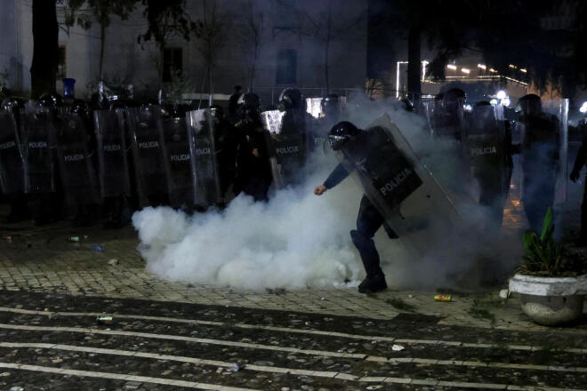 Αλβανία: Σοβαρά επεισόδια σε αντικυβερνητική διαδήλωση στα Τίρανα