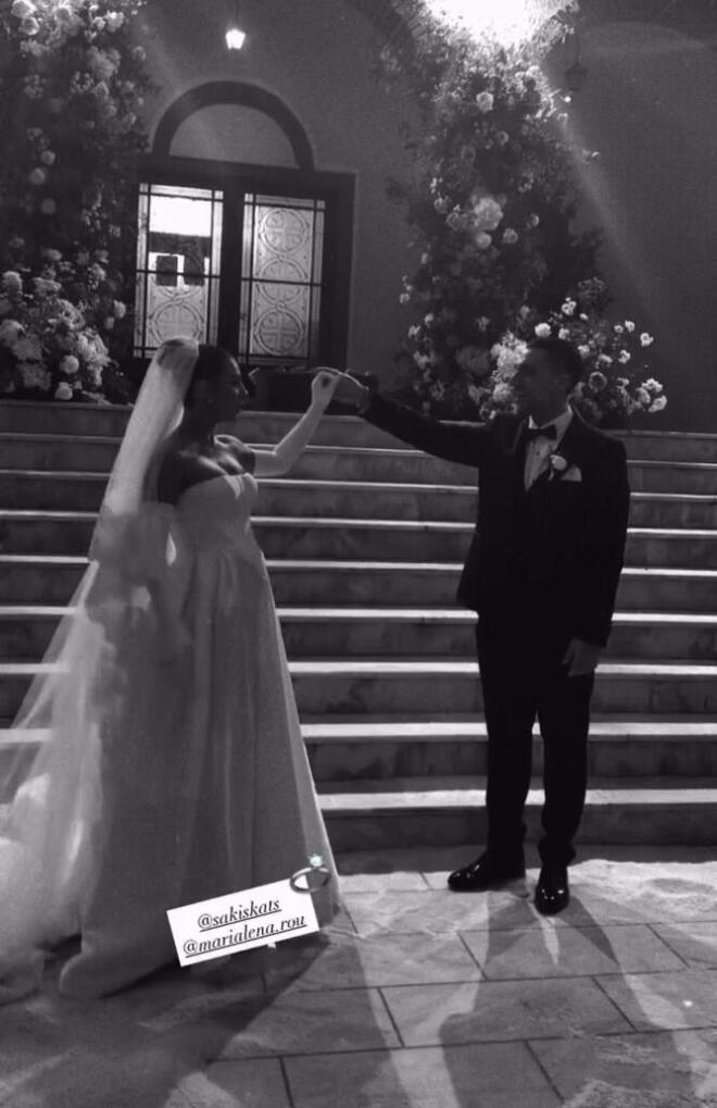 Σάκης Κατσούλης - Μαριαλένα Ρουμελιώτη: Ανέβηκαν τα σκαλιά της εκκλησίας!