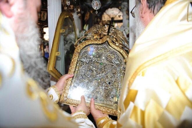 Κάθε χρόνο, χιλιάδες πιστοί επισκέπτοντσι την Τήνο για να προσκηνήσουν τη θαυματουργή εικόνα της Παναγίας