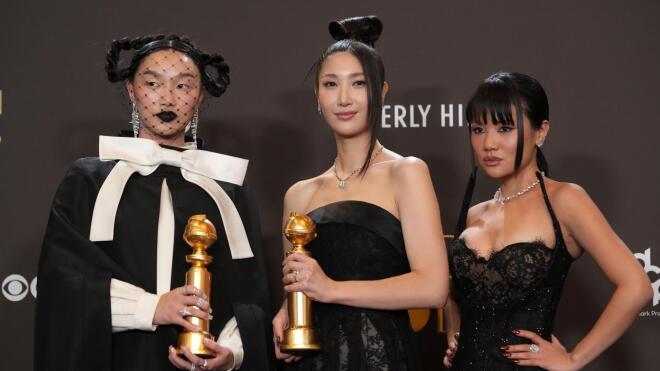 Οι πρωταγωνίστριες της animated ταινίας KPop Demon Hunters, Audrey Nuna, EJAE και Rei Ami, ποζάρουν στην αίθουσα Τύπου με το βραβείο καλύτερου πρωτότυπου τραγουδιού, κατά τη διάρκεια της 83ης απονομής των Χρυσών Σφαιρών την Κυριακή, 11 Ιανουαρίου 2026, στο Beverly Hilton στο Beverly Hills, Καλιφόρνια / Φωτογραφία: Ap images
