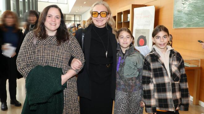 Η Ρούλα Ρέβη με τα παιδιά της, Ειρήνη και Άγγελο και τη δασκάλα τους / Φωτογραφία: NDP