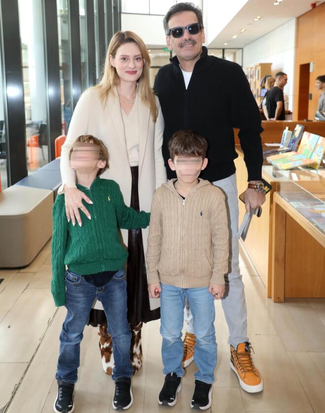 Ο Θάνος Κιούσης και η Ιωάννα Γραμματικού με τους γιούς τους / Φωτογραφία: NDP