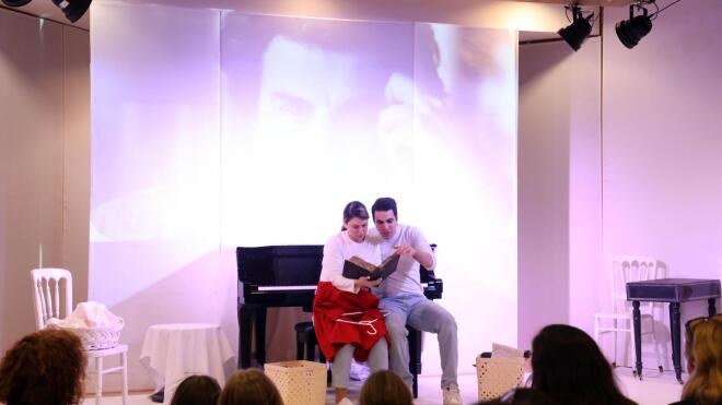 Στιγμιότυπο από την πρεμιέρα της μουσικής παιδικής θεατρικής παράστασης «Ο θησαυρός του Μίκη» / Φωτογραφία: NDP