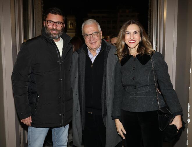 Ο Αντιδήμαρχος Πολιτισμού Δήμου Πειραιά Γιάννης Χατζηαλέξης με τον Γιάννη Πρετεντέρη  και τη Σάντρα Μπακογιαννοπούλου