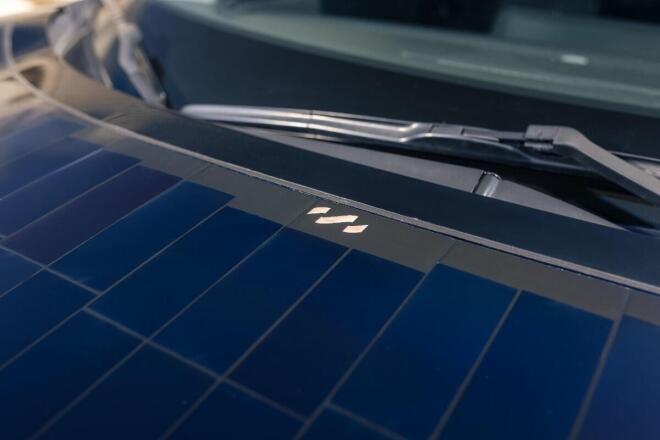 Nissan: Έβαλε φωτοβολταϊκά πάνελ στην οροφή του αυτοκινήτου